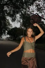 Top corto de fiesta con escote en forma de corazón, diseño cruzado en el frente con aberturas laterales y acabado brillante con destellos plateados.