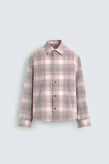 Camisa de corte relajado confeccionada en pana de algodón con diseño de cuadros. Presenta cuello solapa, cierre frontal de botones y mangas largas con puños abotonados.