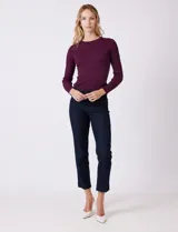 Jean wide leg azul oscuro, de tiro alto y pierna recta. Tiene pretina con pasadores, botón y cierre, y bolsillos delanteros y traseros.