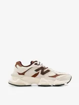 Championes New Balance modelo 9060, de diseño chunky en tonos beige y marrón con detalles en blanco, capellada de malla y gamuza, entresuela esculpida con amortiguación ABZORB y el característico logo "N" en los laterales.