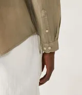 Camisa de manga larga con cuello camisero y abotonadura frontal. Confeccionada en tejido Oxford de algodón con acabado efecto lavado y corte comfort fit.