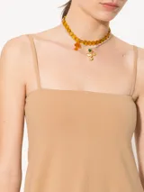 Vestido de punto color camel, de corte recto en el busto y falda en línea A, con breteles finos y cierre en la espalda.