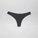 Pack de cinco tangas de algodón con bordes festoneados. El pack incluye tres unidades negras y dos unidades blancas.