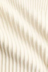 Top entallado en punto acanalado suave color blanco, con cuello elevado corto y diseño de manga corta.
