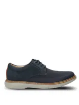 Zapato de estilo casual Hush Puppies, modelo Bangu, con diseño híbrido que combina cuero nobuck en el talón y laterales con tejido técnico transpirable en la parte frontal. Cuenta con cordones, suela de EVA flexible y costuras decorativas en el borde de la suela.
