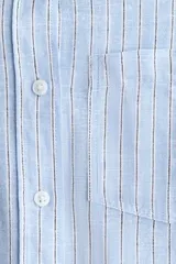 Camisa en tejido liviano de mezcla de lino y viscosa, a rayas celestes y blancas, con cuello, botones delanteros y bolsillo superior abierto. Modelo de manga larga con puños abotonados y bajo redondeado.