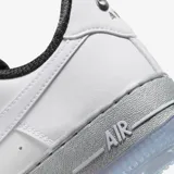 Championes Nike Air Force 1 07 Se de corte bajo, con capellada de cuero sintético blanco, entresuela plateada y suela translúcida. Presenta detalles en negro en el interior del cuello y lengüeta.