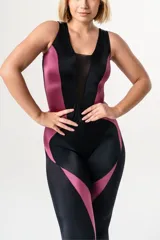 Mono deportivo negro con paneles laterales en magenta y escote con microtul. Espalda abierta con ganchos reforzados en el cuello.