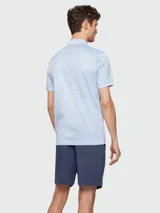 Remera polo roja de corte slim fit con estampado de hojas.