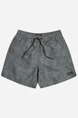 Short de baño color beige con estampado abstracto en blanco, corte oversize, cintura elástica con cordón ajustable, dos bolsillos laterales y un bolsillo trasero.