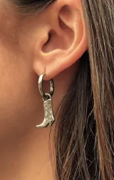 Par de aros dorados con forma de bota texana y detalles esmaltados en rojo. Cierre tipo argolla.