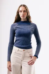 Polera de punto acanalado en color azul, con cuello alto y mangas largas de diseño ajustado.