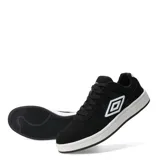 Championes urbanos Umbro modelo Block, color negro con detalles en blanco. Presentan el logo de la marca en el lateral y una suela de goma blanca con base negra.