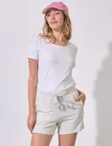 Short gris melange de algodón, con pretina ancha elastizada, lazo de ajuste y bolsillos delanteros y traseros.