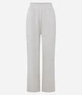 Pantalón deportivo femenino color verde oscuro, confeccionado en modal, con corte recto y largo. Presenta cintura elástica y detalle de trenzadora en la parte delantera.