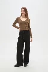 Pantalon de corte recto y tiro alto, confeccionado en poliester, con cintura elastizada, cordón de ajuste y bolsillos laterales.