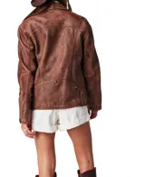 Chaqueta de cuero negra estilo motoquera con cierre frontal asimétrico, tres bolsillos con cierre y un bolsillo con botón.