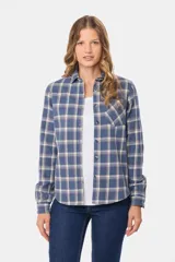 Camisa de viyela a cuadros en tonos pastel, con cuello clásico, cierre frontal de botones y bolsillo en el pecho.