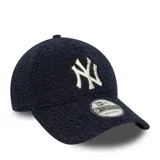 Gorra New Era modelo 9FORTY de los Yankees, color azul marino, confeccionada en tela tipo borrego o corderito. Presenta el logo "NY" bordado en color crema en el frente.