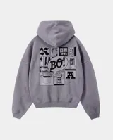 Canguro con capucha de calce regular en color gris con efecto stone wash. Presenta un estampado gráfico en la espalda con estilo de cómic que incluye la palabra 'BO!' en un globo de texto y diversos dibujos.