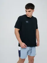Remera deportiva Umbro modelo Melt de color azul marino, con cuello redondo, mangas cortas y logo bordado en el pecho.