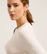 Suéter de punto color marrón, con cuello redondo, manga larga y textura geométrica de losângos.