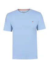 Remera de jersey color celeste, de manga corta y cuello redondo, modelo Basic de la marca RKF. Presenta un pequeño parche bordado con la silueta de un pato en contraste a la altura del pecho.