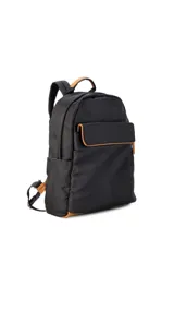 Mochila negra de tela impermeable con detalles en cuero sintético color marrón. Tiene un bolsillo grande frontal con broche, asas ajustables y faja para carry on.