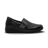 Zapato casual tipo slip-on color negro, con diseño de textura grabada en el empeine y detalle de banda elástica con apliques de strass. Cuenta con suela de plataforma baja y puntera reforzada.