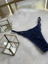 Tanga colaless de encaje azul con laterales regulables y entrepierna de algodón.