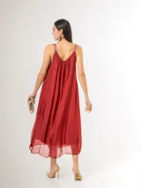 Vestido midi de seda italiana color rojo, de corte holgado y fluido, con escote redondo fruncido y breteles con apliques de paillettes.