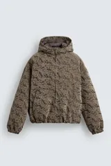 Cazadora acolchada de corte relajado con estampado jacquard. Presenta cuello subido con capucha, cierre frontal de cremallera, bolsillos frontales y puños con acabado elástico.