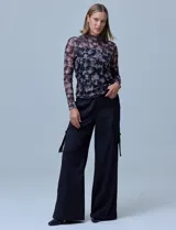 Blusa de microtul estampada con cuello alto y mangas largas.