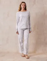 Conjunto de pijama estampado marca René Rofé, compuesto por pantalón largo y remera de mangas largas con puños. El pantalón tiene cintura elastizada con lazo de ajuste.