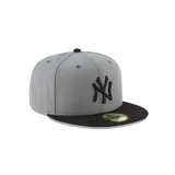 Gorra New Era 59FIFTY de los New York Yankees, color gris con visera negra y logo bordado en negro en el frente.