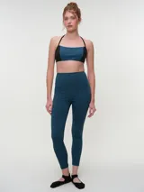 Top deportivo de bretel fino con diseño en bloques de color marrón y beige, espalda abierta y calce cómodo.