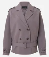 Campera corta tipo trench de la marca Cortelle, en color malva, con diseño cruzado de doble abotonadura, solapas amplias, mangas abullonadas con puños ajustables y cinturón para atar en la cintura.