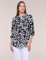 Blusa Zac & Rachel de gasa estampada con patrón multicolor, cuello mao con escote en V y botones frontales. Cuenta con detalles plisados en el frente y mangas largas con sistema para ajustar.