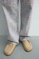 Zueco de hombre fabricado en piel con acabado serraje, diseño de punta redonda y suela a contraste.