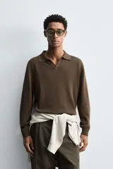 Polo de punto regular fit en color beige, confeccionado con una mezcla de algodón y cáñamo. Presenta cuello solapa con abertura frontal, manga larga y acabados en rib.