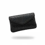 Bolso tipo sobre color negro, confeccionado en rafia de algodón con bordado frontal de canutillos y diseño tipo sobre con solapa en V. Incluye asa de cadena desmontable.