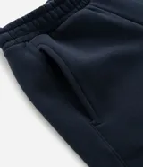 Pantalón de corte barrel en color bordó, confeccionado en tejido de algodón con felpa. Presenta cintura elástica, bolsillos laterales y pinzas en la zona de la rodilla que aportan volumen a la prenda.