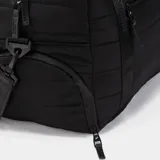 Bolso deportivo tipo duffel de diseño acolchado, color verde menta. Cuenta con compartimento lateral independiente para calzado, bolsillo frontal con cierre y correas de mano con logo grabado. Incluye correa ajustable para el hombro.