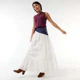 Falda larga acampanada color blanco, con detalles de inserciones de encaje de macramé y diseño escalonado.