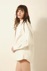 Camisa de cuero ovino color negro, de calce holgado y terminación arrugada. Tiene snaps metálicos color plata vieja con logo de la marca grabada.