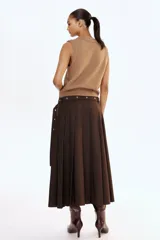 Chaleco corto de punto suave con escote en V, sisas y bajo acanalados.