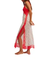 Vestido largo de malla liviana con estampado floral, escote en V, breteles finos y ribete de encaje rojo. Presenta abertura en el busto y tajo lateral.