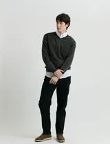Sweater de punto con escote en V y manga larga, confeccionado en tejido acrílico con textura suave.