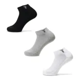 Pack de tres pares de medias tipo soquete unisex, con diseño deportivo y logo bordado en la parte superior. Incluye un par negro, uno gris y uno blanco.