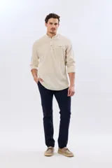 Pantalón de lino color beige, de corte recto y cintura elastizada con presillas para cinturón y bolsillos laterales.